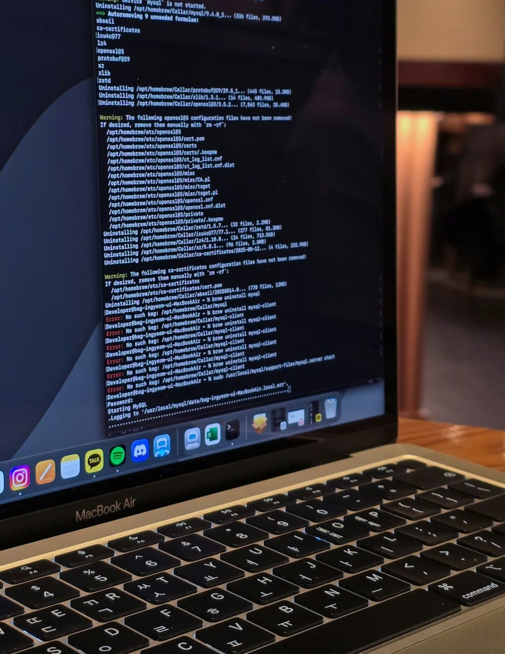 Desarrollador trabajando en una laptop